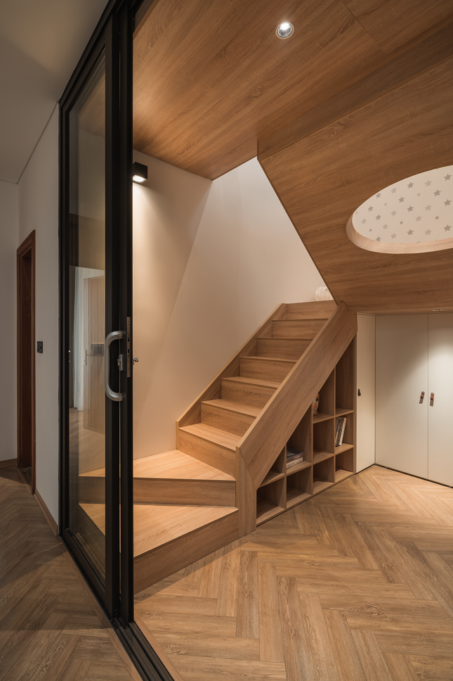 Cửa kính kết hợp với tường trắng khiến không gian như rộng rãi hơn.