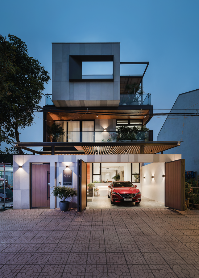 Tầng 3 nhô ra 2m6 về phía trước, có cùng tông màu với cổng tường tầng 1.