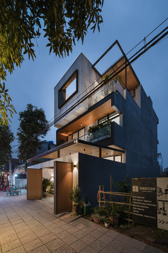 Tầng 3 nhô ra 2m6 về phía trước, có cùng tông màu với cổng tường tầng 1.