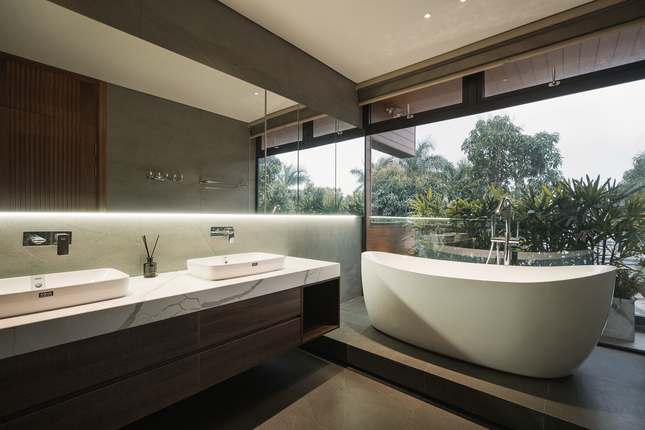 Bồn tắm nằm với view kính lớn nhìn ra mặt tiền, tạo cảm giác "chill", thư thái.