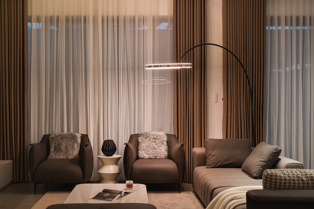 Những chiếc ghế sofa bọc da đắt tiền là nơi thư giãn mỗi buổi tối của gia đình.