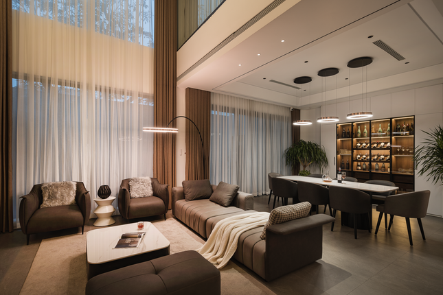 Chiều về, các thành viên trong gia đình có thể quây quần ở phòng khách và phòng ăn bên ánh đèn ấm cúng.