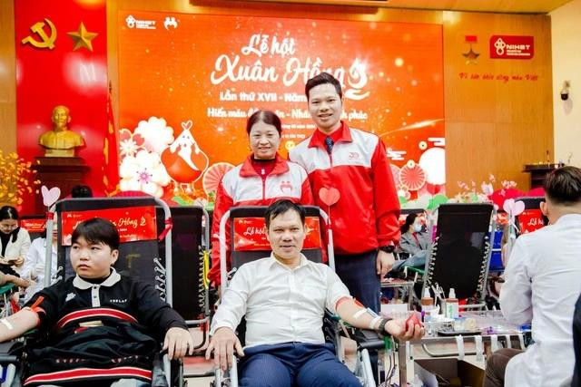 Thủy (đứng) vận động gia đình tham gia hiến máu tại lễ hội Xuân Hồng 2024.