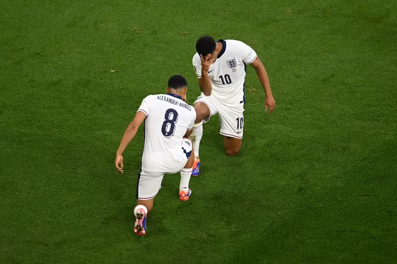 Màn ăn mừng được dành để tôn vinh đội ngũ nhân viên hậu trường. (Ảnh: Getty) Màn ăn mừng được dành để tôn vinh đội ngũ nhân viên hậu trường. (Ảnh: Getty)