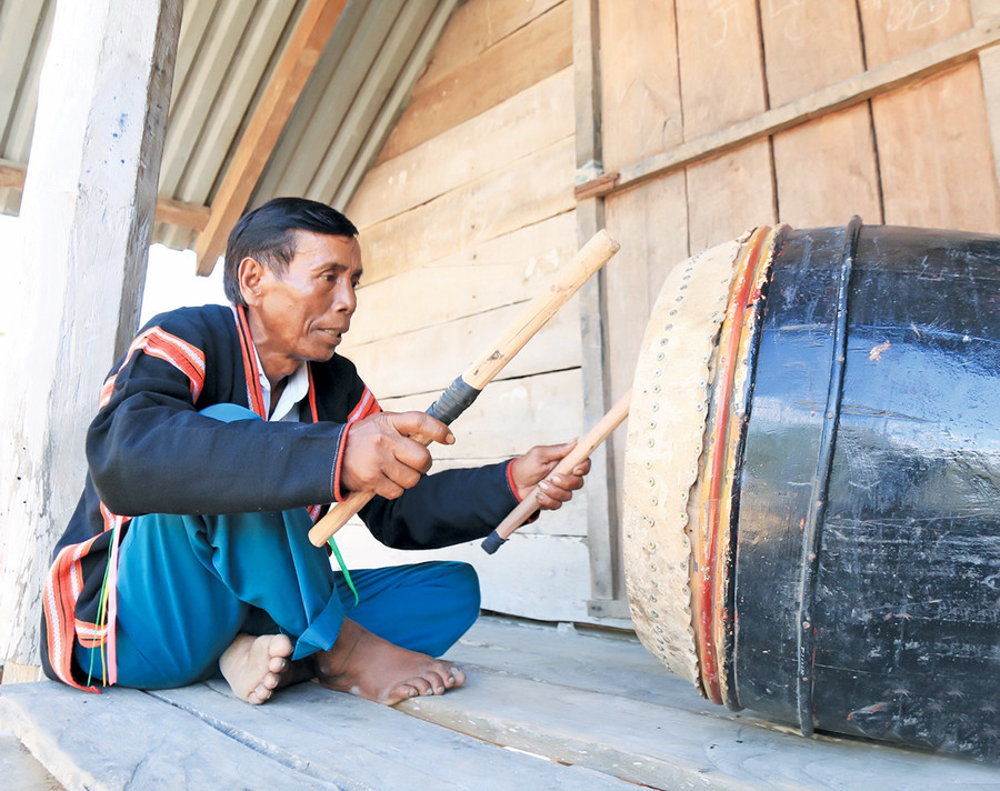 Nghệ nhân Kpă Bưn thể hiện một điệu trống vui tươi. Ảnh: P.L Nghệ nhân Kpă Bưn thể hiện một điệu trống vui tươi. Ảnh: P.L