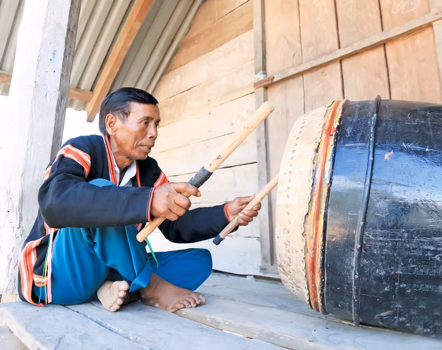 Nghệ nhân Kpă Bưn thể hiện một điệu trống vui tươi. Ảnh: P.L