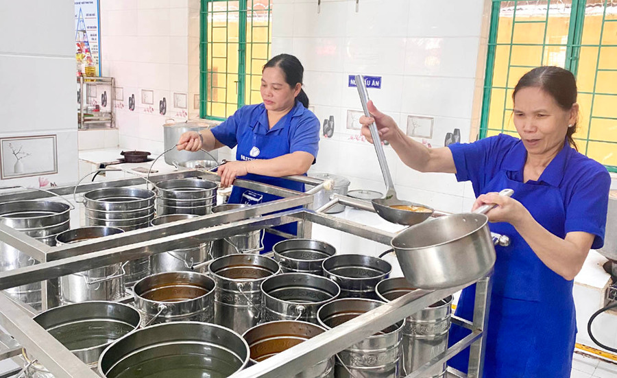 Hầu hết trường mầm non đều tổ chức ăn bán trú trong dịp hè và chú trọng chế độ dinh dưỡng, đảm bảo vệ sinh an toàn thực phẩm. Ảnh: Mộc Trà Hầu hết trường mầm non đều tổ chức ăn bán trú trong dịp hè và chú trọng chế độ dinh dưỡng, đảm bảo vệ sinh an toàn thực phẩm. Ảnh: Mộc Trà