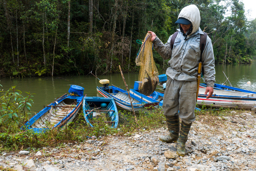 Người dân đánh bắt thủy sản trên lòng hồ.