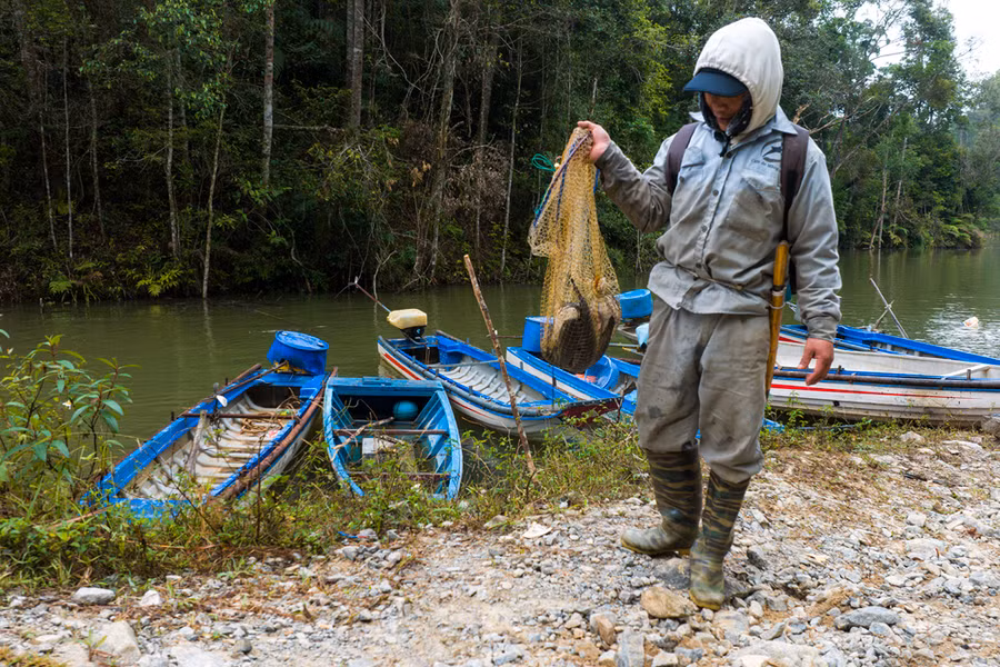 Người dân đánh bắt thủy sản trên lòng hồ.