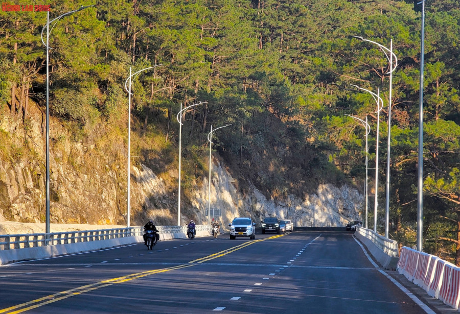 Đoạn cầu cải tiến của cung đèo. Cây cầu giúp uốn thẳng "khúc cua tử thần" của đèo Prenn tại lý trình Km224+854. Dự án nâng cấp mở rộng cung đường huyết mạch của tỉnh Lâm Đồng có tổng mức đầu tư 553 tỉ đồng từ nguồn vốn ngân sách tỉnh. Đoạn cầu cải tiến của cung đèo. Cây cầu giúp uốn thẳng "khúc cua tử thần" của đèo Prenn tại lý trình Km224+854. Dự án nâng cấp mở rộng cung đường huyết mạch của tỉnh Lâm Đồng có tổng mức đầu tư 553 tỉ đồng từ nguồn vốn ngân sách tỉnh.