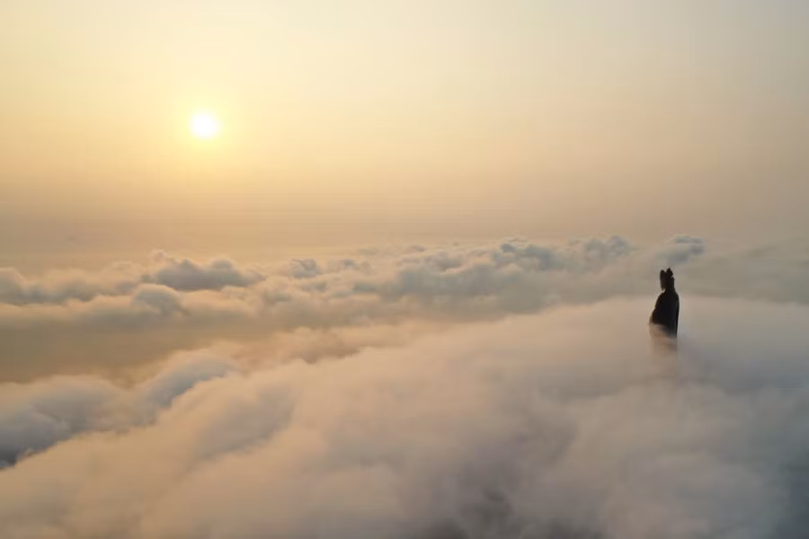 Rất nhiều bạn trẻ lên đỉnh núi "check nhân phẩm" để săn cơ hội được ngắm biển mây bồng bềnh trải dài, có khi che phủ tầm nhìn cả hồ Dầu Tiếng mênh mông. Biển mây không phải là hiện tượng hiếm gặp tại núi Bà Đen, nhưng không nhiều người có may mắn chụp được những biển mây lớn đẹp tựa chốn thần tiên. Ảnh: NGUYỄN MINH TÚ