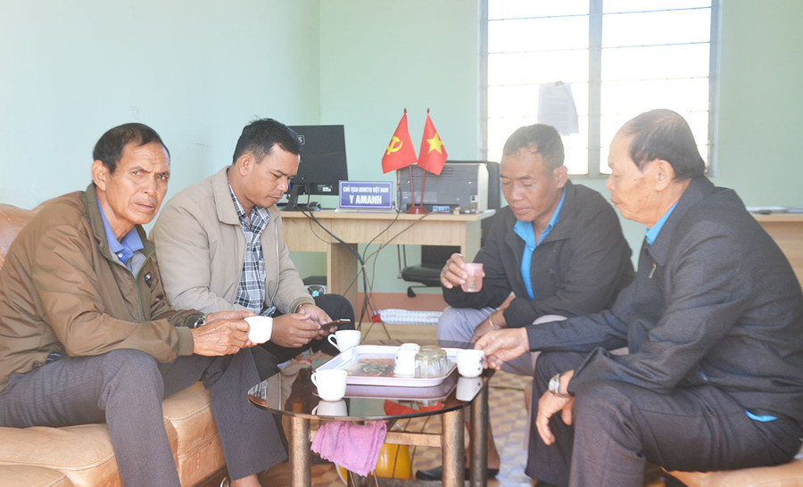Ông Ksor Klar (bìa trái)-Chủ tịch Hội NCT xã Hà Bầu trao đổi việc hòa giải với cán bộ xã. Ảnh: Hoàng Cư