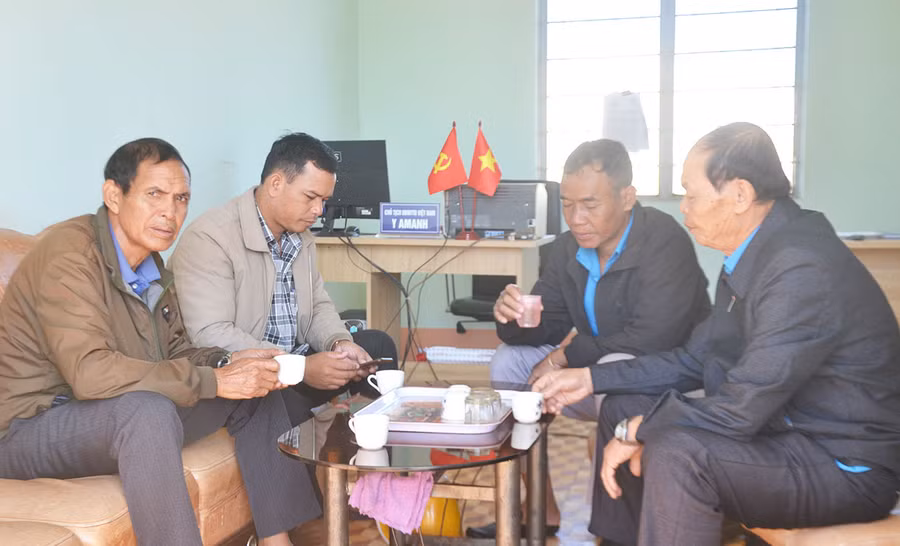 Ông Ksor Klar (bìa trái)-Chủ tịch Hội NCT xã Hà Bầu trao đổi việc hòa giải với cán bộ xã. Ảnh: Hoàng Cư