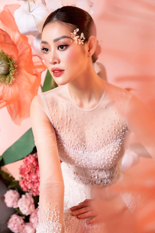 Hoa hậu Khánh Vân không đặt nặng cát sê khi diễn áo dài cho NTK Minh Châu - Ảnh 6. Dù đã nhiều lần giới thiệu bộ sưu tập mới song Minh Châu vẫn không giấu được sự hồi hộp. Anh chia sẻ thành công trước đó là động lực song cũng là áp lực cho hành trình sáng tạo của mình. “Tôi đã cố gắng rất nhiều trong hành trình mang áo dài đến gần với người dân Việt", Minh Châu trải lòng. Ảnh: Lê Thiện Viễn