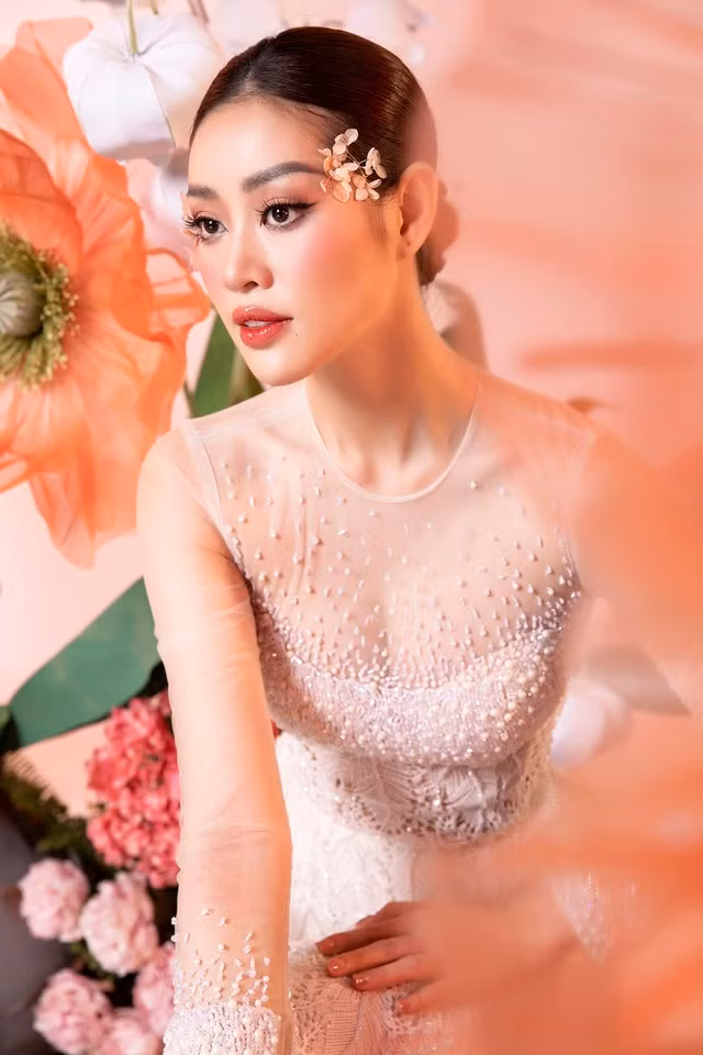 Dù đã nhiều lần giới thiệu bộ sưu tập mới song Minh Châu vẫn không giấu được sự hồi hộp. Anh chia sẻ thành công trước đó là động lực song cũng là áp lực cho hành trình sáng tạo của mình. “Tôi đã cố gắng rất nhiều trong hành trình mang áo dài đến gần với người dân Việt", Minh Châu trải lòng. Ảnh: Lê Thiện Viễn