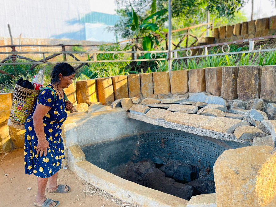 Bà Siu Nghê (80 tuổi, làng Ốp, phường Hoa Lư) phấn khởi khi giọt nước của làng được sửa sang khang trang, sạch đẹp. Ảnh: Trần Dung Bà Siu Nghê (80 tuổi, làng Ốp, phường Hoa Lư) phấn khởi khi giọt nước của làng được sửa sang khang trang, sạch đẹp. Ảnh: Trần Dung