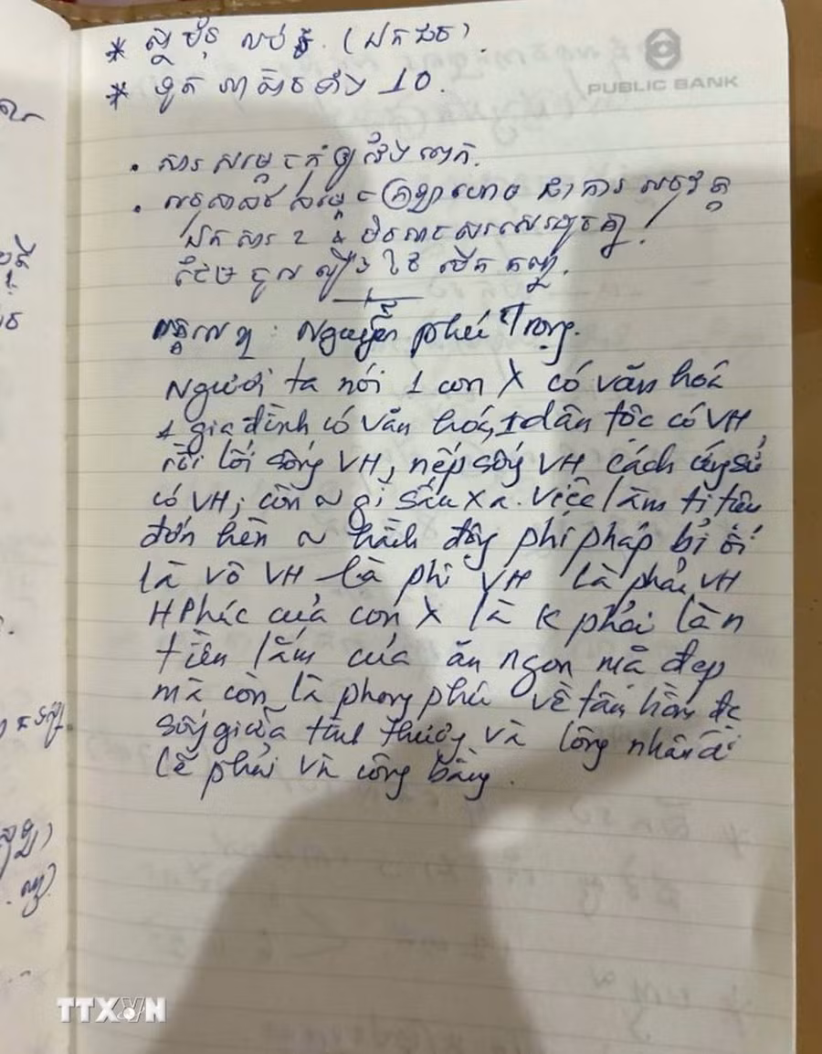 Đại tướng Chey Beaupha ghi lại những lời phát biểu ấn tượng của “Bác Trọng” trong sổ tay công tác của mình. (Ảnh: Quang Anh/TTXVN)