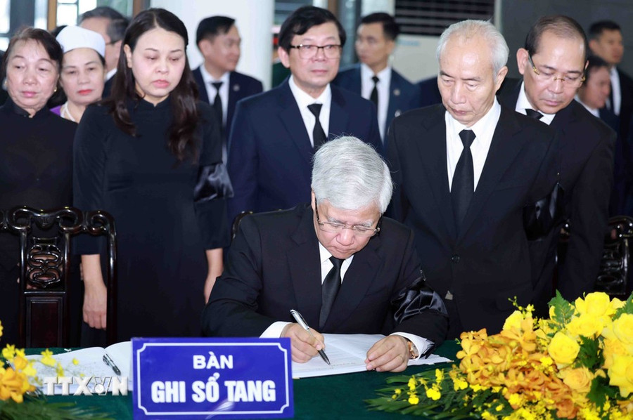Ủy viên Bộ Chính trị, Chủ tịch Ủy ban Trung ương Mặt trận Tổ quốc Việt Nam Đỗ Văn Chiến ghi sổ tang Tổng Bí thư Nguyễn Phú Trọng. (Ảnh: TTXVN) Ủy viên Bộ Chính trị, Chủ tịch Ủy ban Trung ương Mặt trận Tổ quốc Việt Nam Đỗ Văn Chiến ghi sổ tang Tổng Bí thư Nguyễn Phú Trọng. (Ảnh: TTXVN)