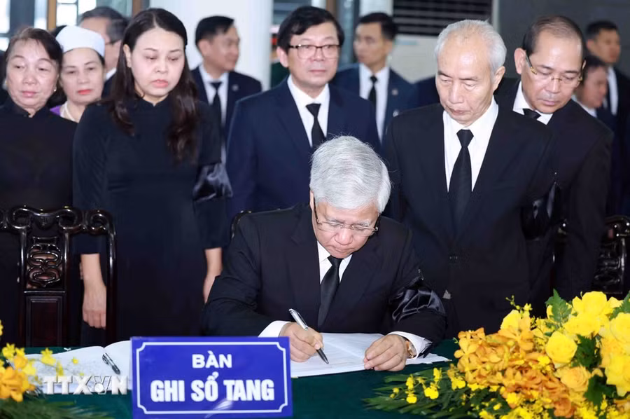 Ủy viên Bộ Chính trị, Chủ tịch Ủy ban Trung ương Mặt trận Tổ quốc Việt Nam Đỗ Văn Chiến ghi sổ tang Tổng Bí thư Nguyễn Phú Trọng. (Ảnh: TTXVN)