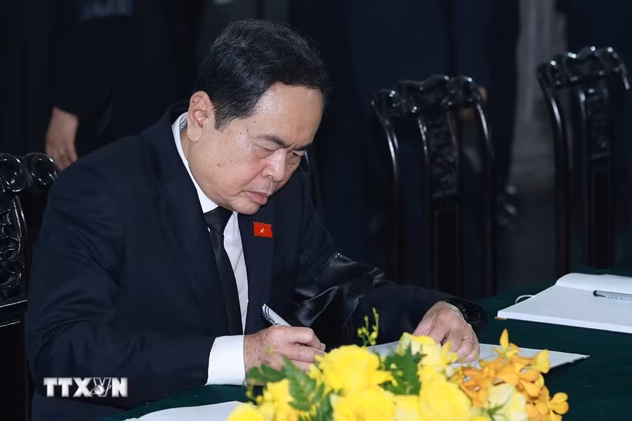 Chủ tịch Quốc hội Trần Thanh Mẫn ghi sổ tang. (Ảnh: TTXVN)