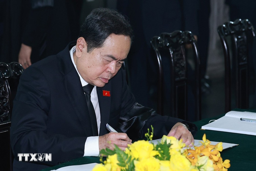 Chủ tịch Quốc hội Trần Thanh Mẫn ghi sổ tang. (Ảnh: TTXVN) Chủ tịch Quốc hội Trần Thanh Mẫn ghi sổ tang. (Ảnh: TTXVN)