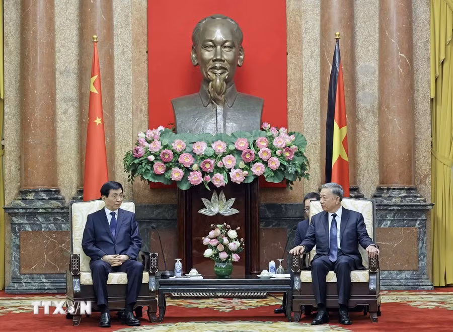 Chủ tịch nước Tô Lâm tiếp Chủ tịch Chính hiệp Trung Quốc Vương Hộ Ninh. (Ảnh: Nhan Sáng/TTXVN)