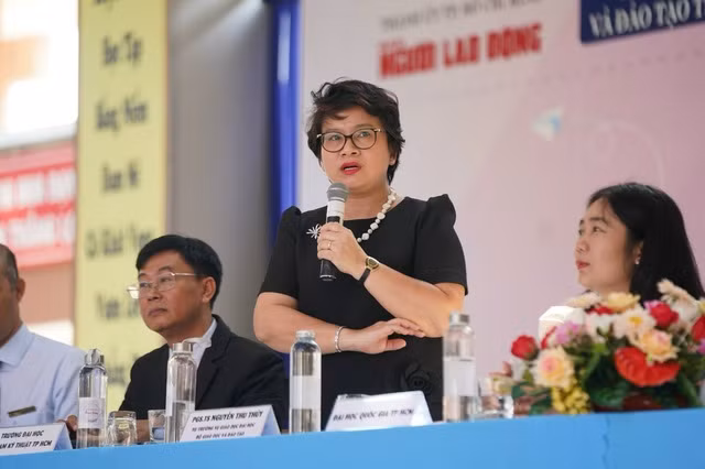 PGS-TS Nguyễn Thu Thủy tư vấn, hướng nghiệp cho thí sinh TP HCM trong chương trình “Đưa trường học đến thí sinh 2024” do Báo Người Lao Động tổ chức. Ảnh: QUANG LIÊM