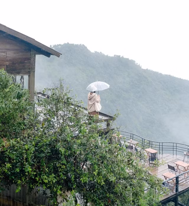 Những ngày trời mưa ẩm ướt, sương mù bao quanh quán cà phê. TIỆM CÀ PHÊ MỊ ƠI