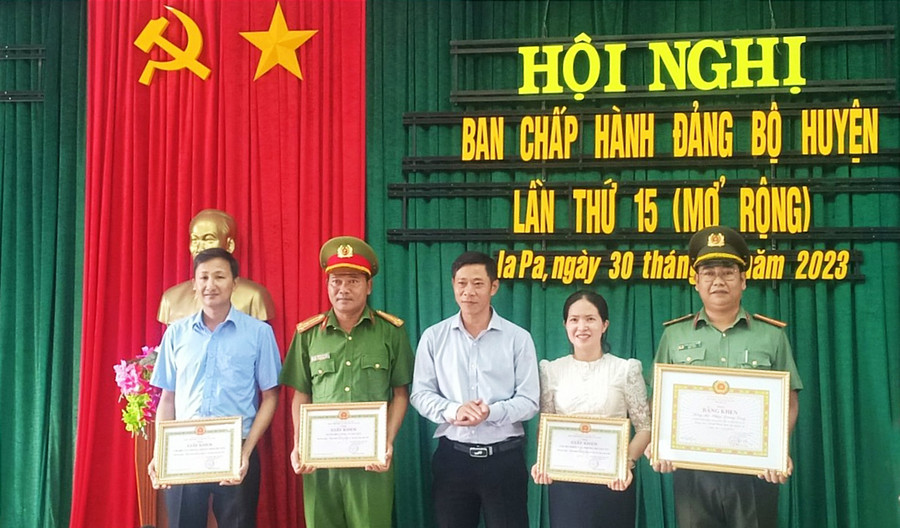 Thiếu tá Phạm Quang Long (bìa phải) được Ban Chấp hành Đảng bộ tỉnh tặng bằng khen đảng viên hoàn thành xuất sắc nhiệm vụ 5 năm liên tục (2018-2022). Ảnh: H.T Thiếu tá Phạm Quang Long (bìa phải) được Ban Chấp hành Đảng bộ tỉnh tặng bằng khen đảng viên hoàn thành xuất sắc nhiệm vụ 5 năm liên tục (2018-2022). Ảnh: H.T