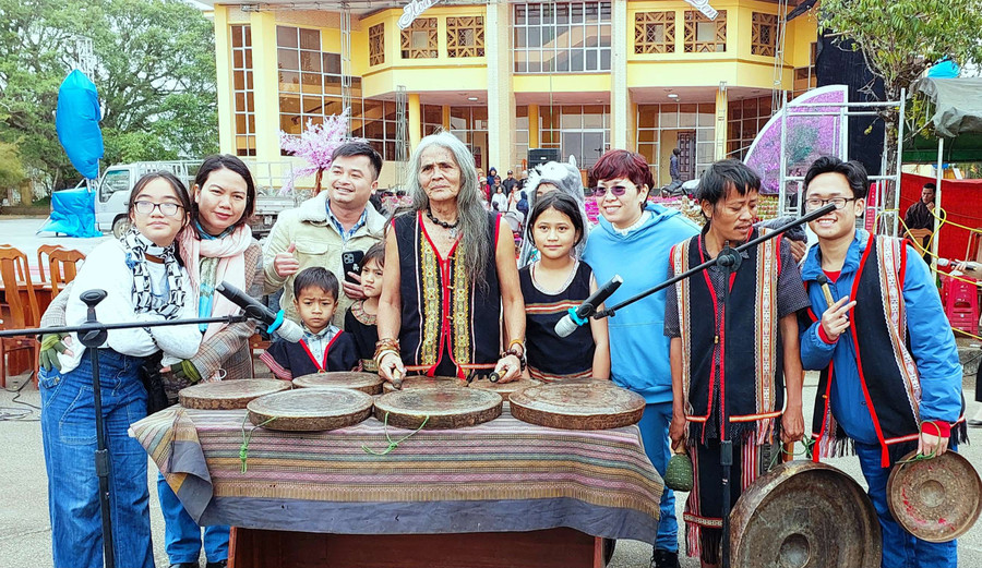 Đến Măng Đen sẽ bắt gặp sự đan xen giữa hơi thở hiện đại với truyền thống. Ảnh: HL