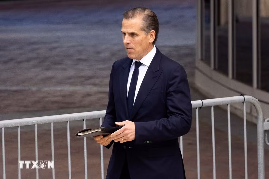 Ông Hunter Biden, con trai của Tổng thống Mỹ Joe Biden, rời Tòa nhà Liên bang J. Caleb Boggs ở Wilmington, bang Delaware, ngày 10/6/2024. (Ảnh: AFP/TTXVN) Ông Hunter Biden, con trai của Tổng thống Mỹ Joe Biden, rời Tòa nhà Liên bang J. Caleb Boggs ở Wilmington, bang Delaware, ngày 10/6/2024. (Ảnh: AFP/TTXVN)