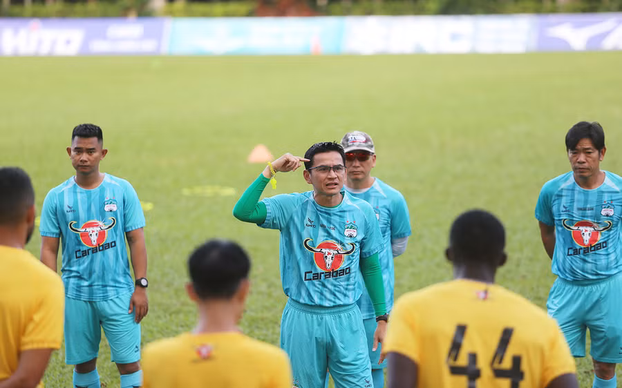 Huấn luyện viên Kiatisak đã có những sự thay đổi ở vị trí ngoại binh trước mùa giải mới. Ảnh: L.V.N