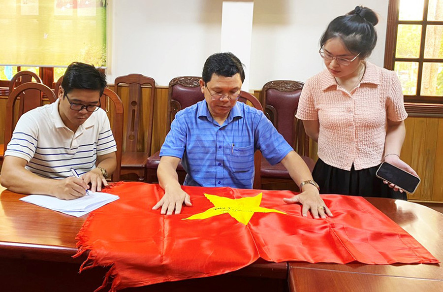 Ông Vũ Tiến Anh (ở giữa)-Chánh Văn phòng Đoàn đại biểu Quốc hội và HĐND tỉnh ngắm nhìn cờ Tổ quốc trước khi trao tặng cho Bảo tàng tỉnh. Ảnh: Ngọc Duẩn Ông Vũ Tiến Anh (ở giữa)-Chánh Văn phòng Đoàn đại biểu Quốc hội và HĐND tỉnh ngắm nhìn cờ Tổ quốc trước khi trao tặng cho Bảo tàng tỉnh. Ảnh: Ngọc Duẩn