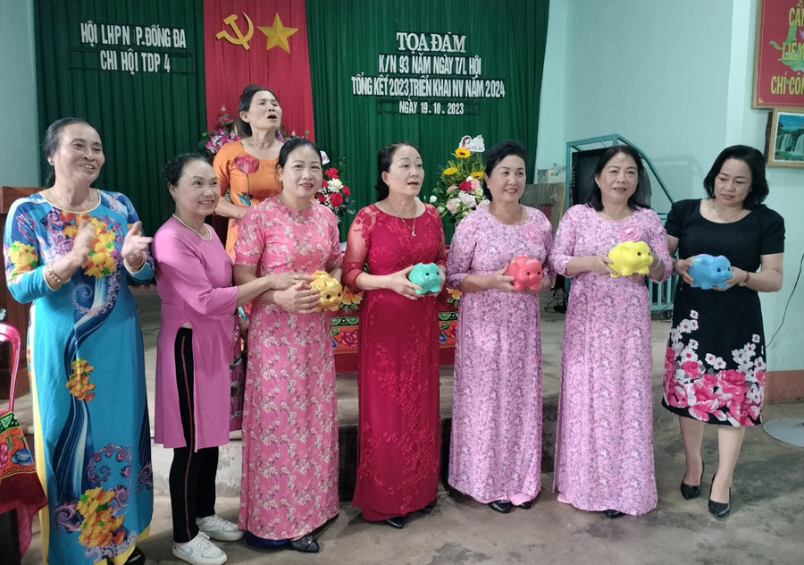 Mô hình “Nuôi heo đất” của Chi hội Phụ nữ tổ 4, phường Đống Đa, TP. Pleiku. Ảnh: R.H