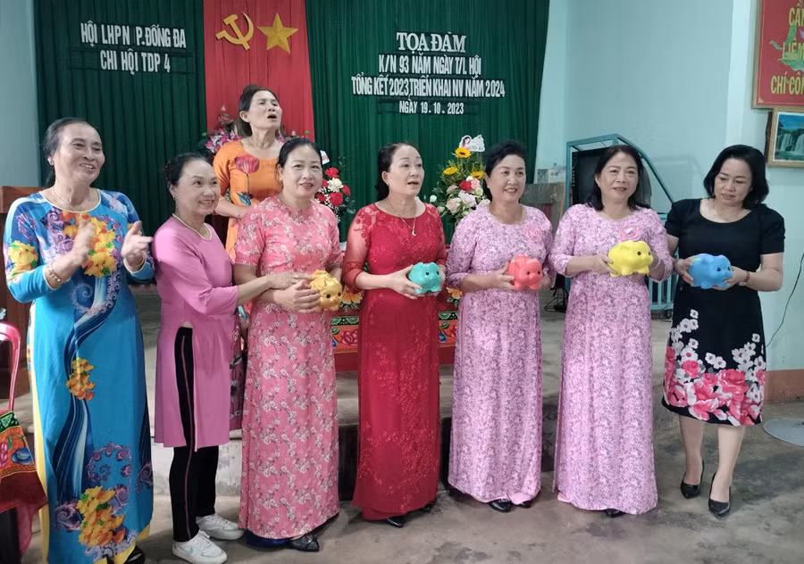 Mô hình “Nuôi heo đất” của Chi hội Phụ nữ tổ 4, phường Đống Đa, TP. Pleiku. Ảnh: R.H