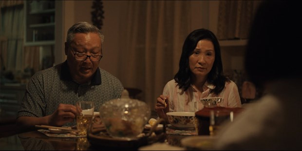Nữ diễn viên Hồng Đào xuất hiện trong ''Beef'' cùng bạn diễn gốc châu Á Kelvin Han Yee (Ảnh: Netflix) Nữ diễn viên Hồng Đào xuất hiện trong ''Beef'' cùng bạn diễn gốc châu Á Kelvin Han Yee (Ảnh: Netflix)