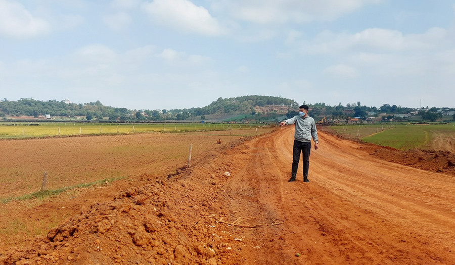 Gia đình ông Hà Văn Thảo bức xúc vì UBND xã Chư Á “nói một đường, làm một nẻo” khi thi công đường giao thông nội đồng. Ảnh: Thiên Di Gia đình ông Hà Văn Thảo bức xúc vì UBND xã Chư Á “nói một đường, làm một nẻo” khi thi công đường giao thông nội đồng. Ảnh: Thiên Di