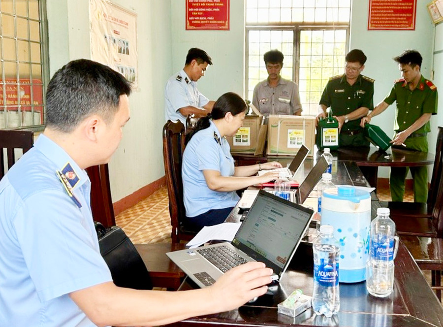 Việc phối hợp kiểm tra sẽ nhằm phát hiện kịp thời các hành vi vi phạm trong kinh doanh hàng cấm, hàng nhập lậu, hàng giả, hàng không rõ nguồn gốc, xuất xứ. Ảnh: Vũ Thảo