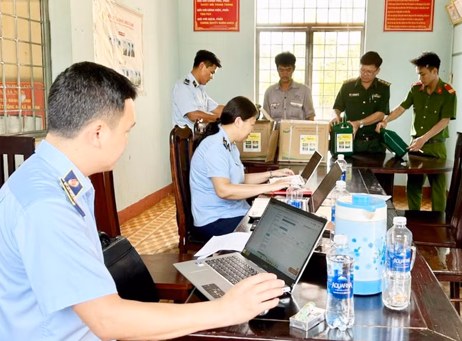 Việc phối hợp kiểm tra sẽ nhằm phát hiện kịp thời các hành vi vi phạm trong kinh doanh hàng cấm, hàng nhập lậu, hàng giả, hàng không rõ nguồn gốc, xuất xứ. Ảnh: Vũ Thảo