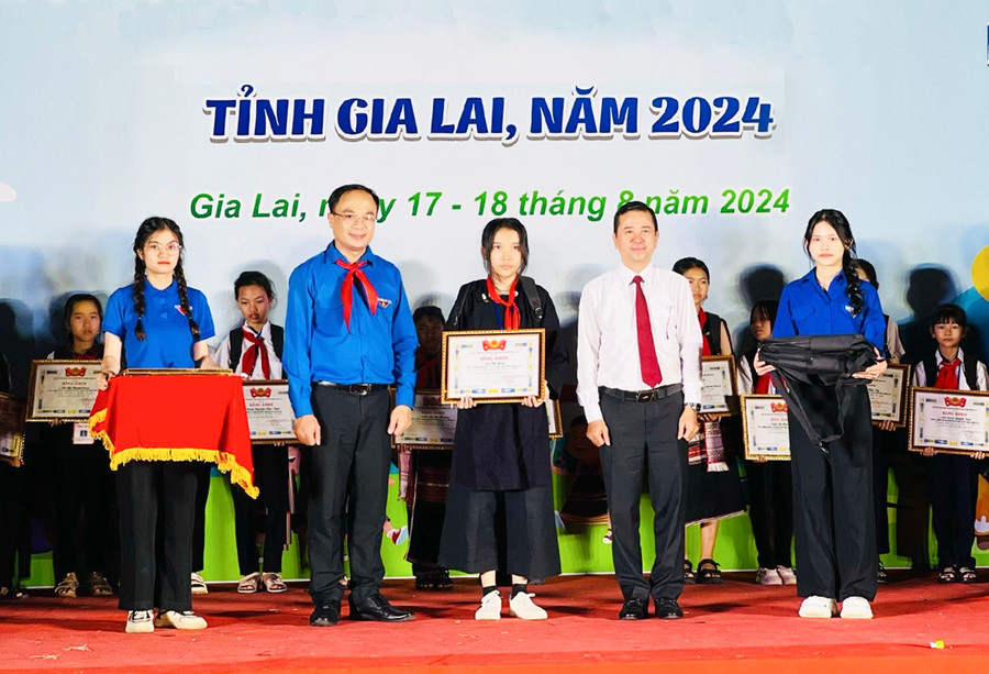 Các đại biểu tặng quà và trao bằng khen của Ban Chấp hành Tỉnh Đoàn cho em Lê Thị Niệm (Trường THCS Lê Quý Đôn, thị trấn Kbang). Ảnh: M.N Các đại biểu tặng quà và trao bằng khen của Ban Chấp hành Tỉnh Đoàn cho em Lê Thị Niệm (Trường THCS Lê Quý Đôn, thị trấn Kbang). Ảnh: M.N