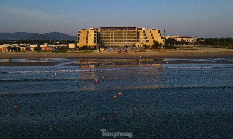 Dọc dải biển yên bình, người dân, du khách tranh thủ thức dậy ngắm bình minh, tắm dưới làn nước mát lạnh.