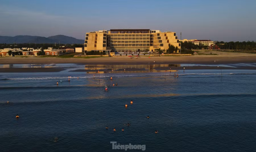 Dọc dải biển yên bình, người dân, du khách tranh thủ thức dậy ngắm bình minh, tắm dưới làn nước mát lạnh.