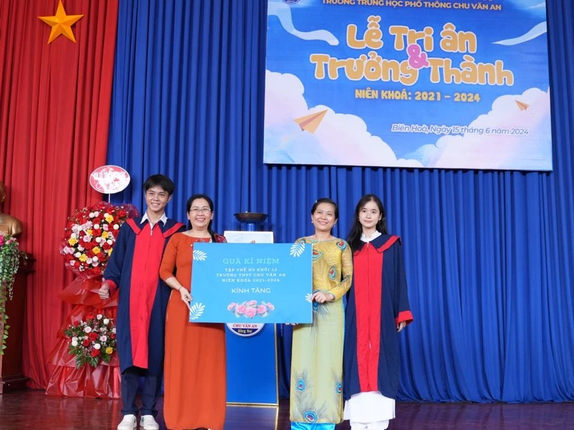 Cô Trang trong lễ chia tay học sinh lớp 12 tổ chức vào ngày 15.6. Ảnh: NVCC Cô Trang trong lễ chia tay học sinh lớp 12 tổ chức vào ngày 15.6. Ảnh: NVCC