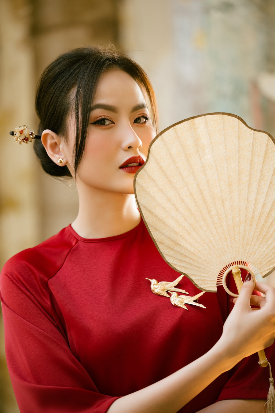 Sau thời gian vắng bóng vì tập trung công việc kinh doanh và dành thời gian bên cạnh gia đình, Khánh Ngân dần trở lại với các hoạt động nghệ thuật. Hồi cuối năm 2022, người đẹp quê Đồng Nai đảm nhận vai trò đại diện hình ảnh cho festival Tràng An kết nối di sản - Ninh Bình 2022. Ảnh: Viết Quý Sau thời gian vắng bóng vì tập trung công việc kinh doanh và dành thời gian bên cạnh gia đình, Khánh Ngân dần trở lại với các hoạt động nghệ thuật. Hồi cuối năm 2022, người đẹp quê Đồng Nai đảm nhận vai trò đại diện hình ảnh cho festival Tràng An kết nối di sản - Ninh Bình 2022. Ảnh: Viết Quý