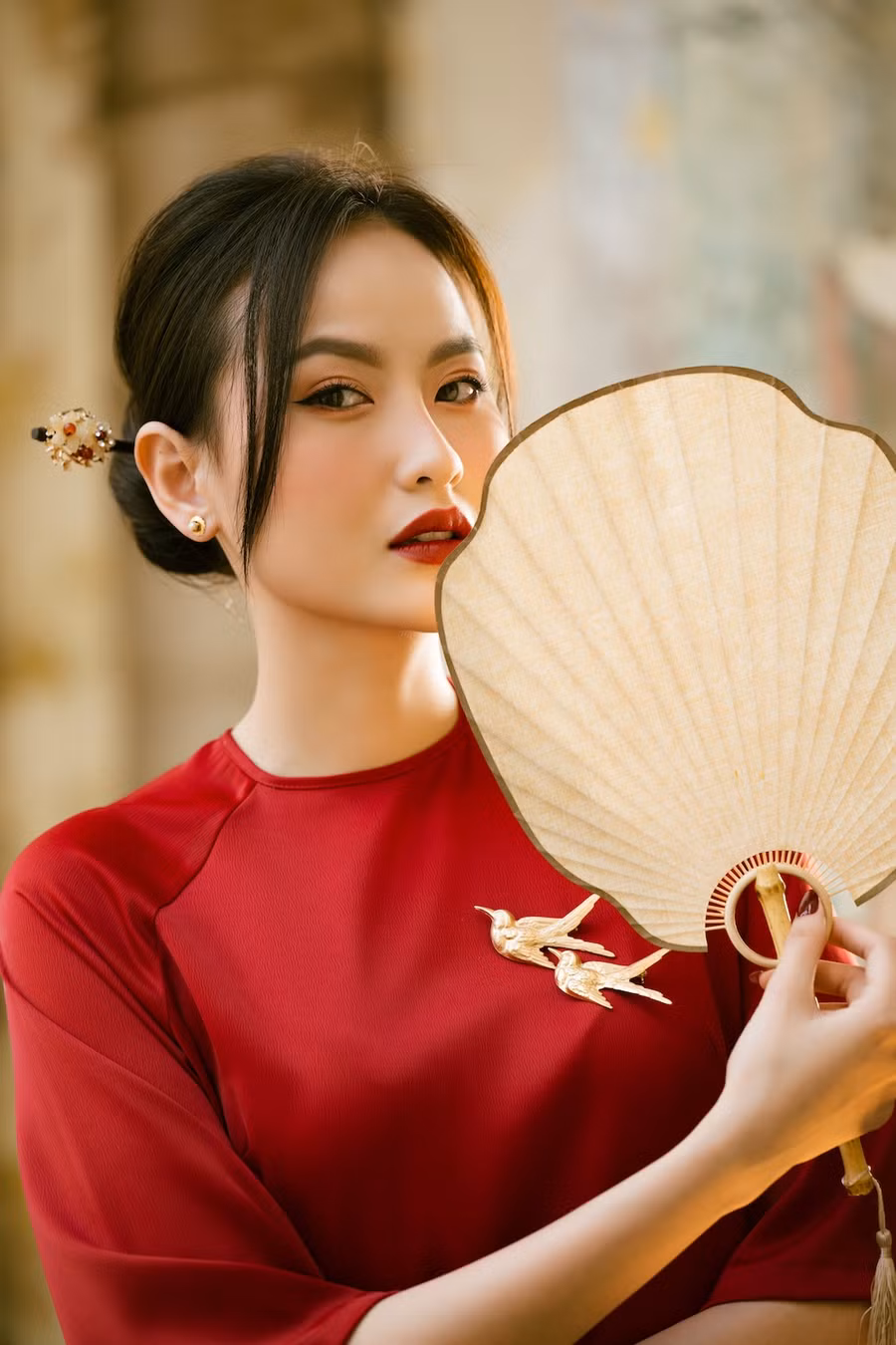 Sau thời gian vắng bóng vì tập trung công việc kinh doanh và dành thời gian bên cạnh gia đình, Khánh Ngân dần trở lại với các hoạt động nghệ thuật. Hồi cuối năm 2022, người đẹp quê Đồng Nai đảm nhận vai trò đại diện hình ảnh cho festival Tràng An kết nối di sản - Ninh Bình 2022. Ảnh: Viết Quý