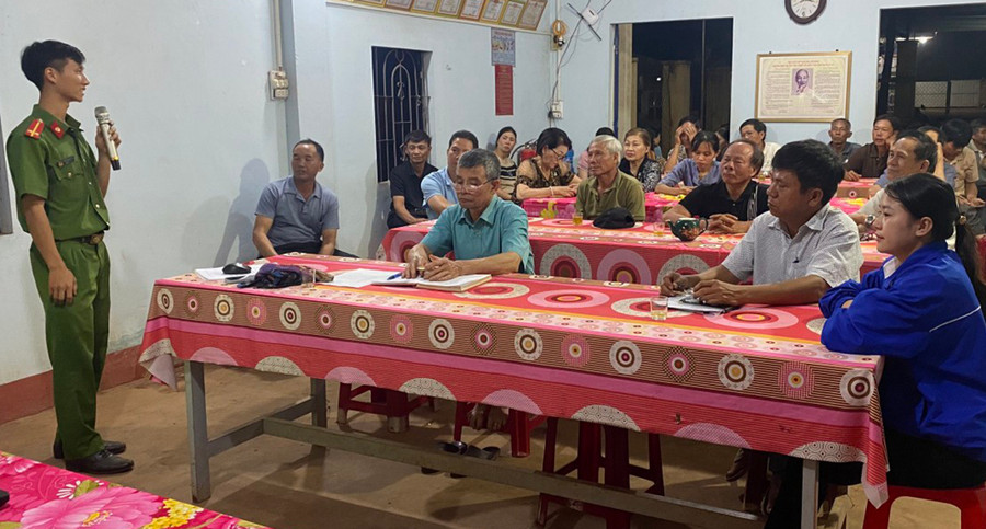 Đoàn xã Kdang phối hợp với cơ quan Công an tuyên truyền pháp luật cho người dân trên địa bàn. Ảnh: R.H Đoàn xã Kdang phối hợp với cơ quan Công an tuyên truyền pháp luật cho người dân trên địa bàn. Ảnh: R.H