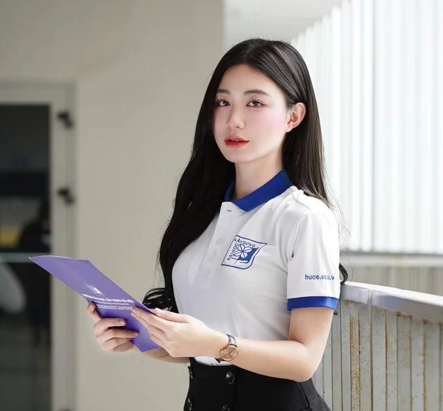 Trang Nhung được nhiều dân mạng ví von là &quot;nữ sinh có vẻ đẹp gây thương nhớ&quot;. ẢNH: NVCC