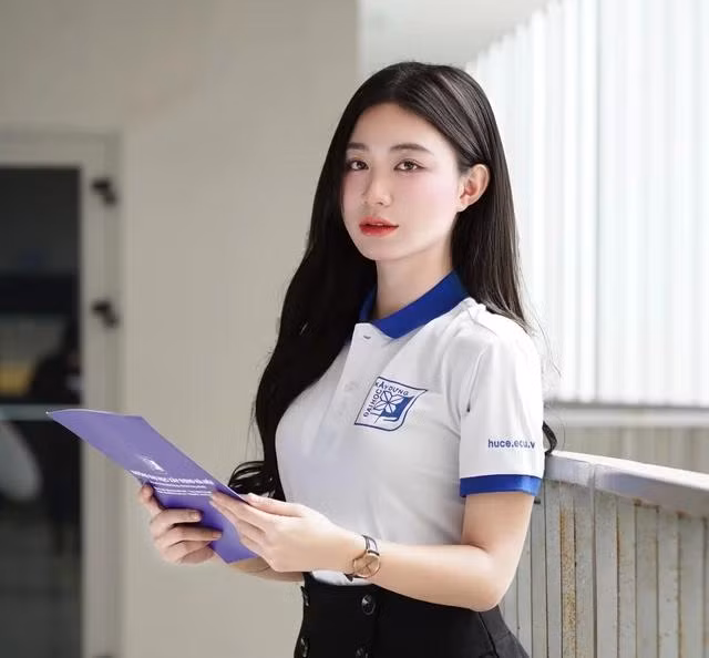 Trang Nhung được nhiều dân mạng ví von là "nữ sinh có vẻ đẹp gây thương nhớ". ẢNH: NVCC