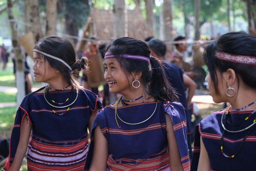 Trang phục, trang sức lễ hội của thiếu nữ Bahnar Đông Trường Sơn. Ảnh: Hoàng Ngọc Trang phục, trang sức lễ hội của thiếu nữ Bahnar Đông Trường Sơn. Ảnh: Hoàng Ngọc