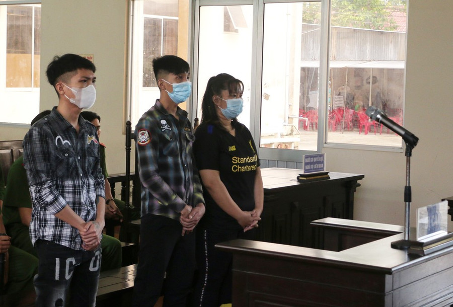 Các bị cáo lĩnh án tù vì dụ dỗ người khác đi tìm “việc nhẹ lương cao”. (Ảnh: Tuấn Kiệt/TTXVN)